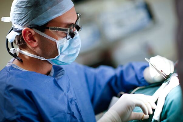 Χειρουργός κατά την επέμβαση πάχυνσης πέους